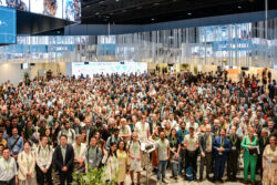 Group picture f approc 1300 participantes of a conference