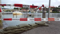 Feuerwehrabsperrung vor Hochwassergebiet
